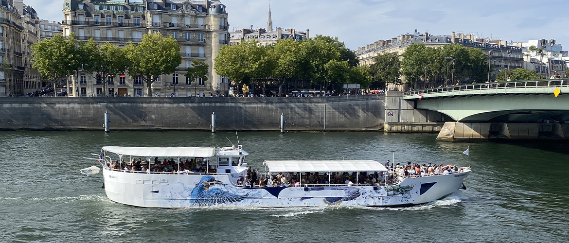 Elina Kuhlich habille un bateau croisière des Vedettes de Paris