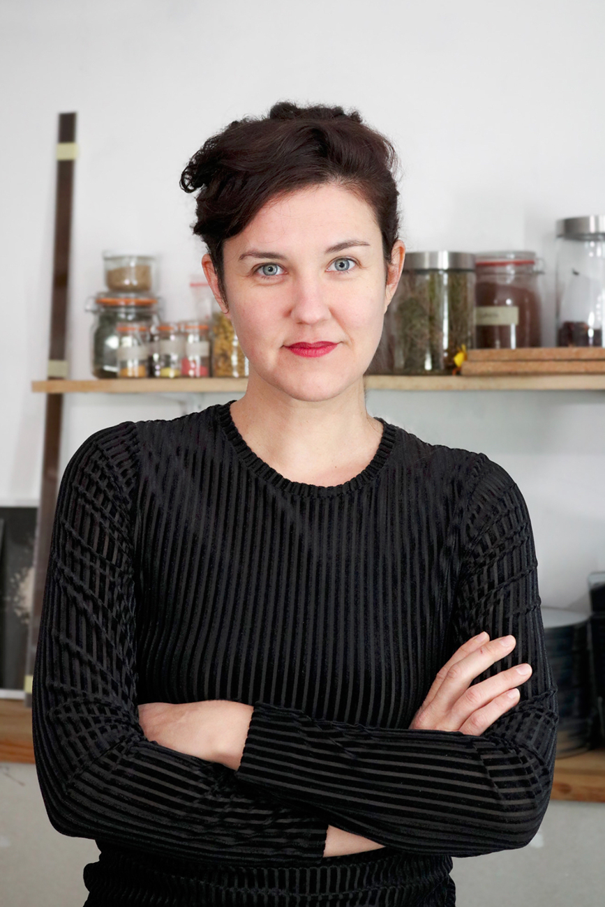 Emmanuelle Nègre est artiste, diplômée de la Villa Aron à Nice en 2010.